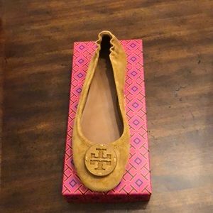 Never Worn Tory Burch Tiramisu Suede Travel Flat